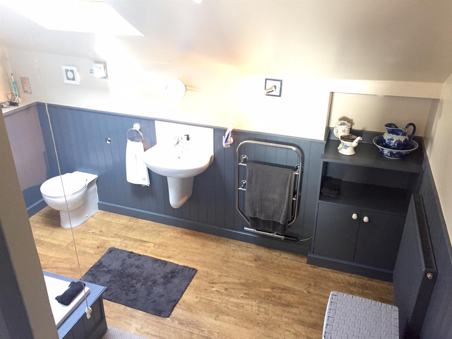 EN SUITE